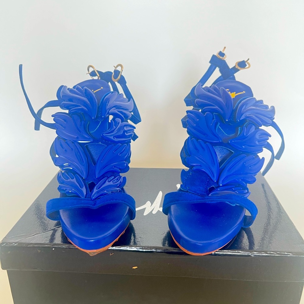 Women’s blue heels sz 6